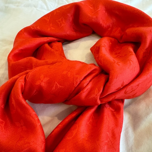 Gorgeous Authentic Louis Vuitton Monogram Shine Shawl - Picture 8 of 11